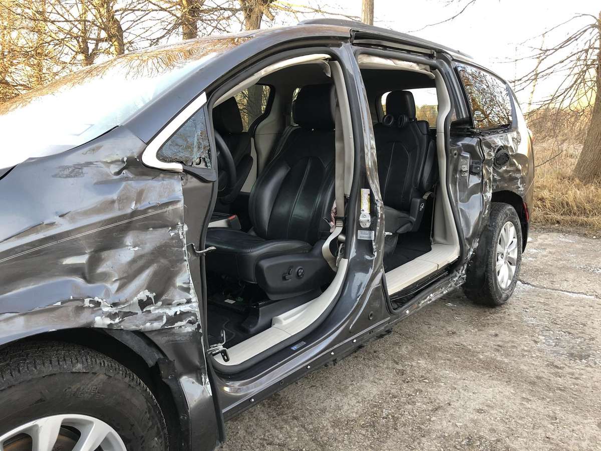 Chrysler Pacifica dalimis. Yra visos dalys