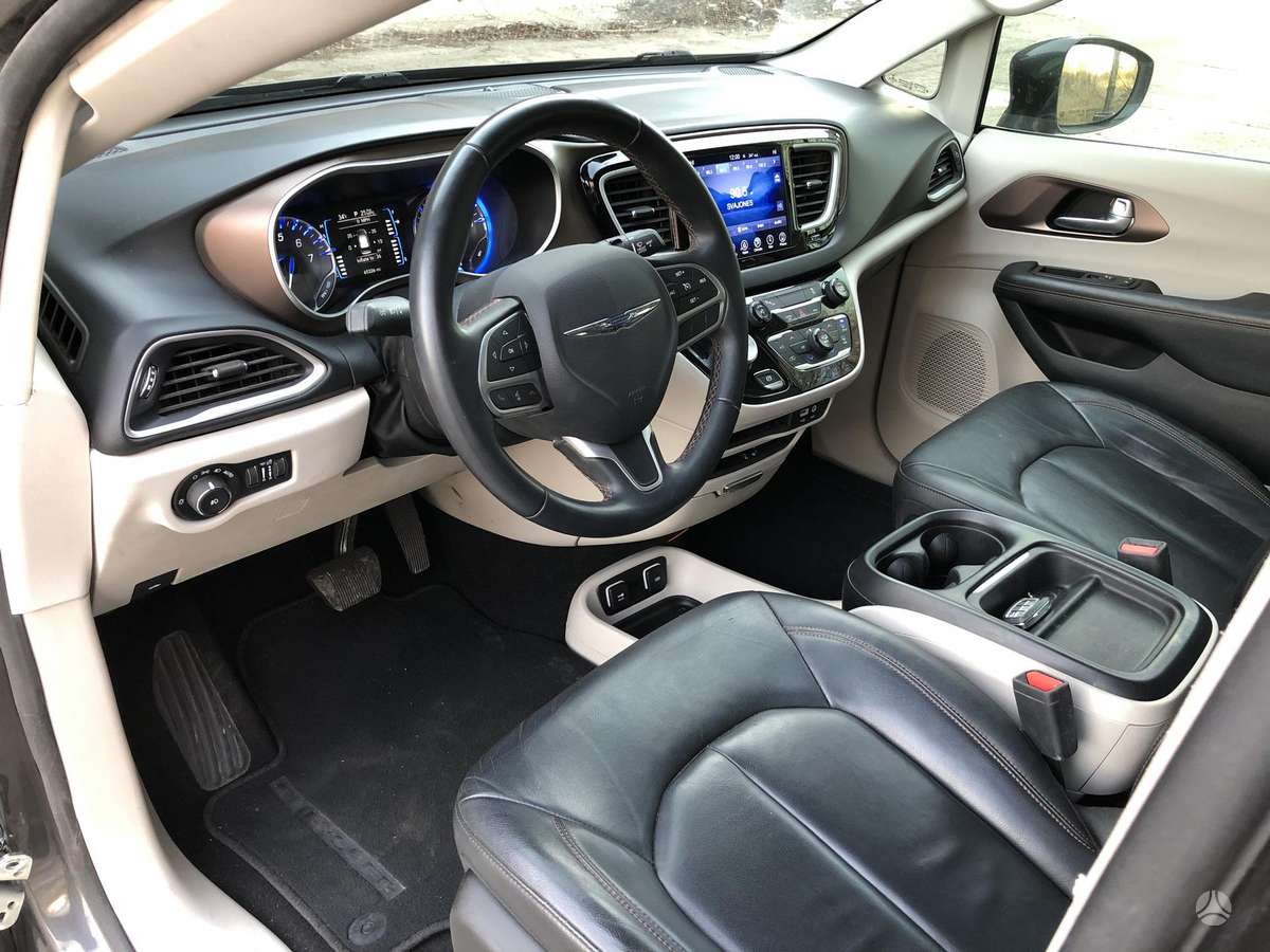 Chrysler Pacifica dalimis. Yra visos dalys