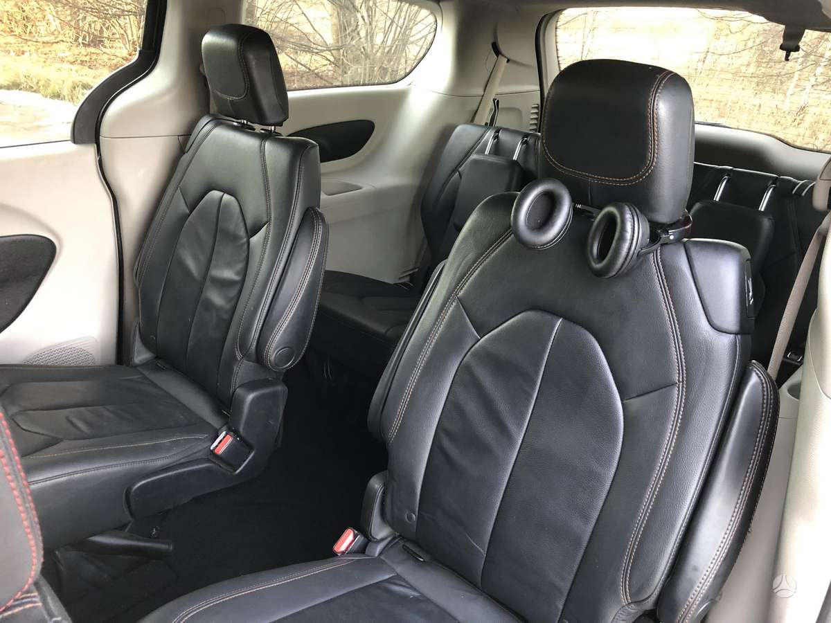 Chrysler Pacifica dalimis. Yra visos dalys