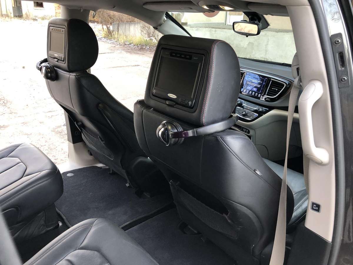 Chrysler Pacifica dalimis. Yra visos dalys
