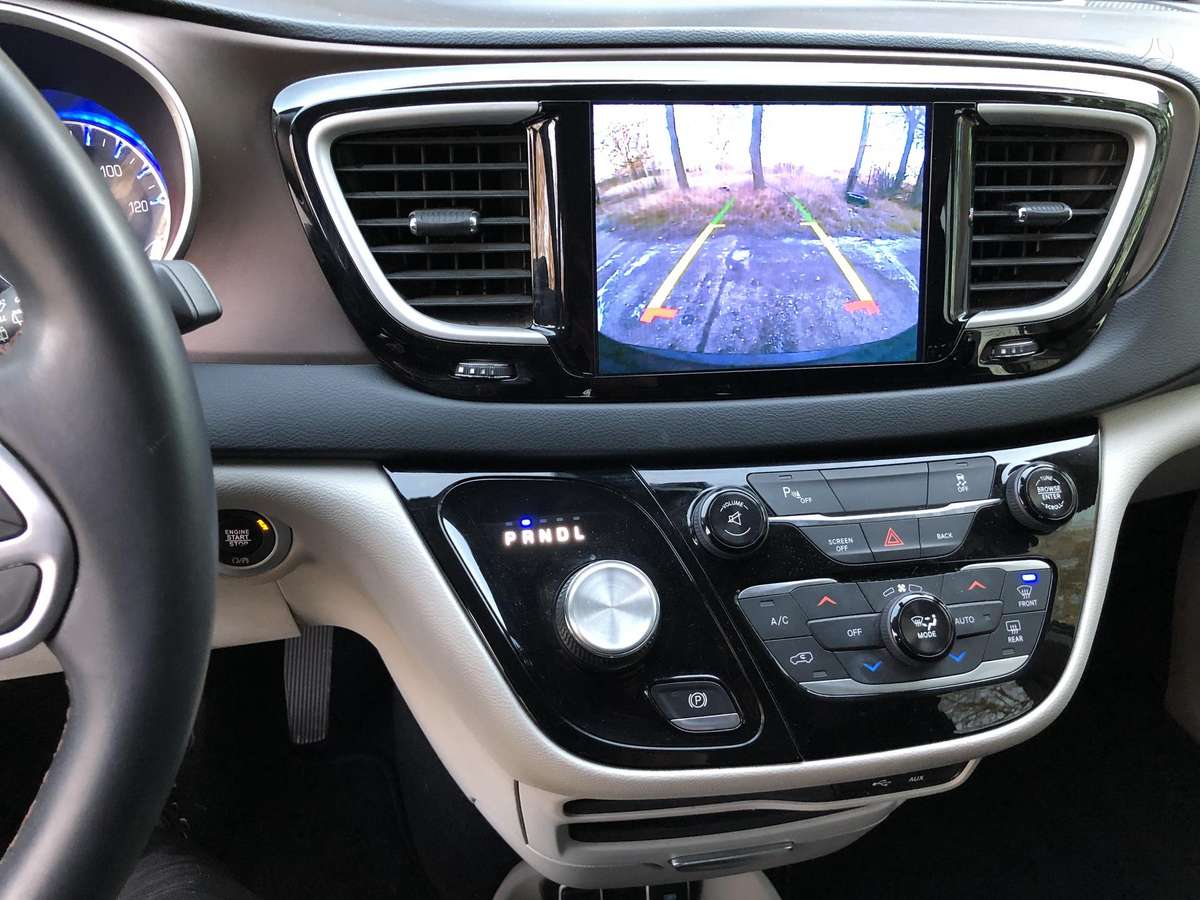 Chrysler Pacifica dalimis. Yra visos dalys