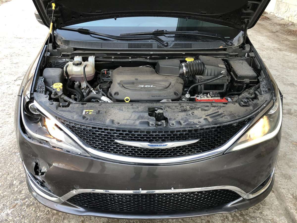 Chrysler Pacifica dalimis. Yra visos dalys