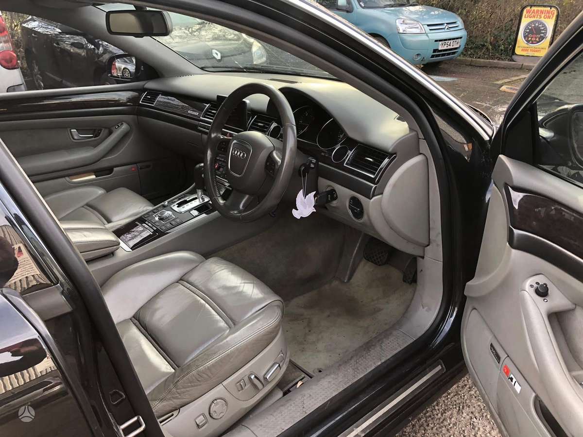 Audi A8 Dalimis