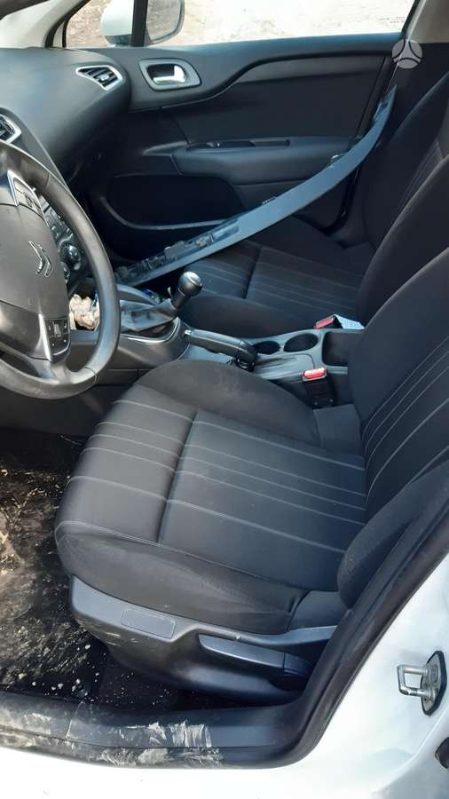 Citroen C4 for parts. Salono nera