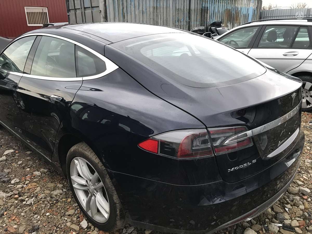 Tesla Model S по частям