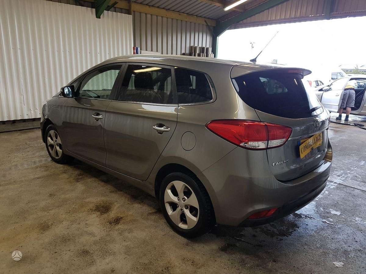 Kia Carens dalimis. Dalimis