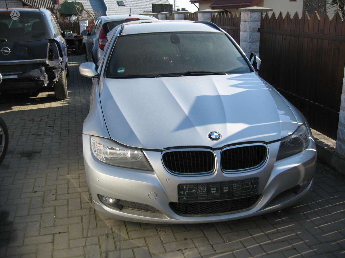 BMW 320 4 4 priekiniu zibintu nera