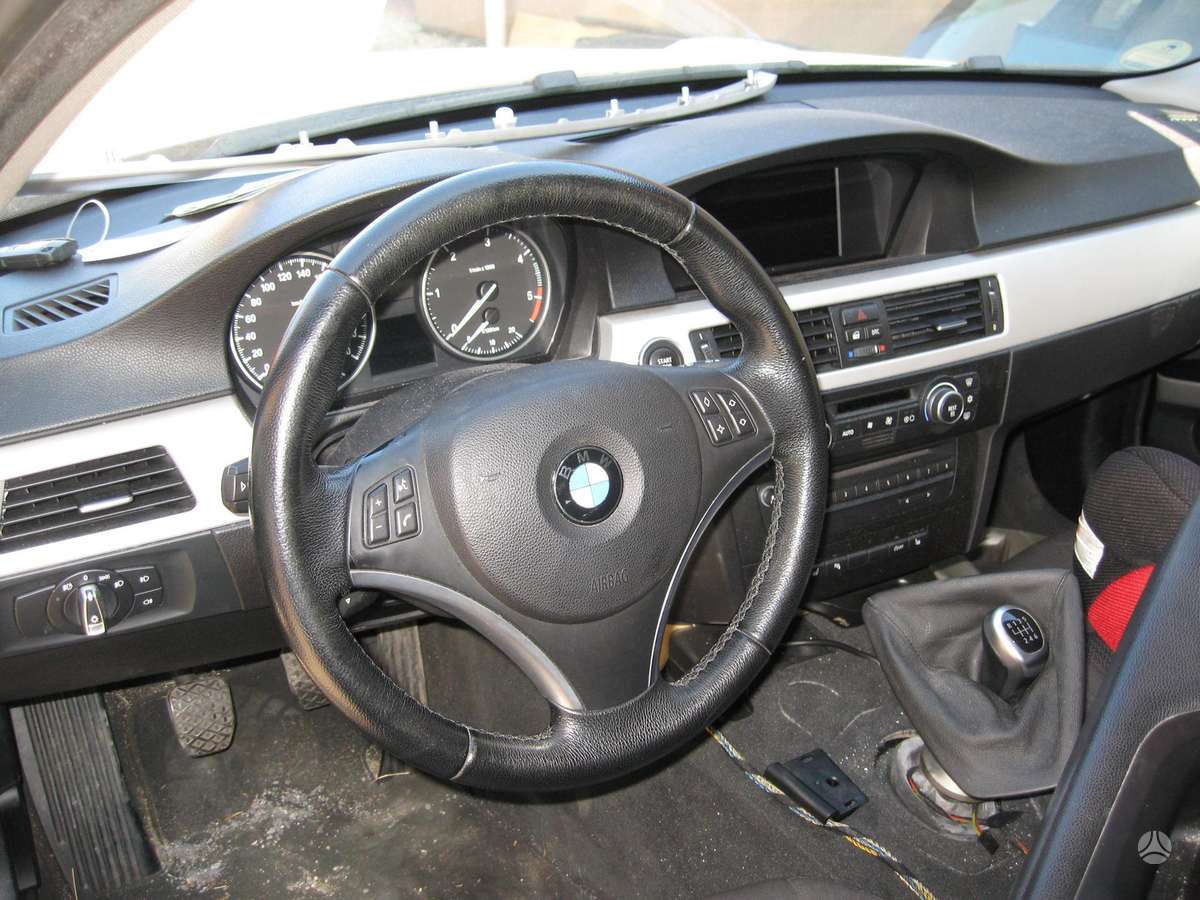 BMW 320 4 4 priekiniu zibintu nera
