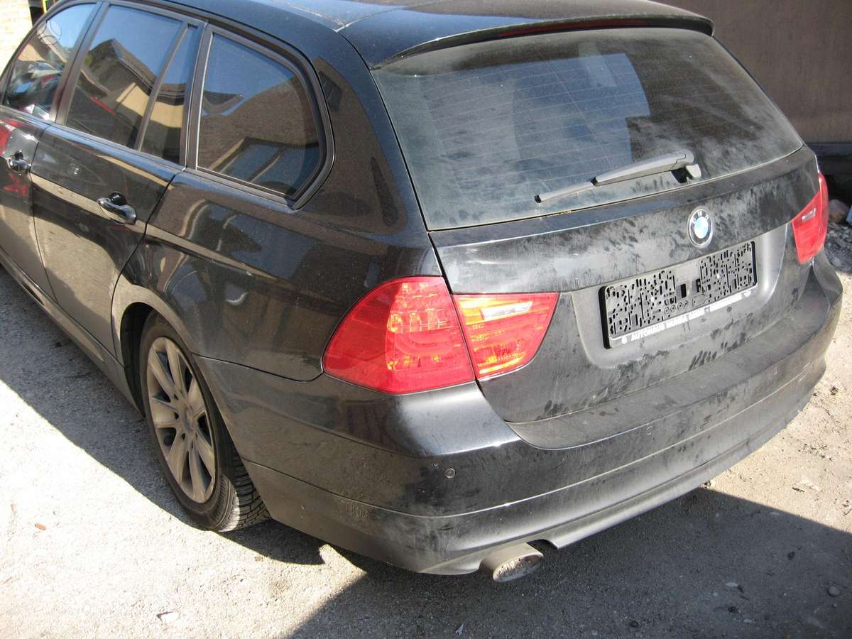 BMW 320 4 4 priekiniu zibintu nera