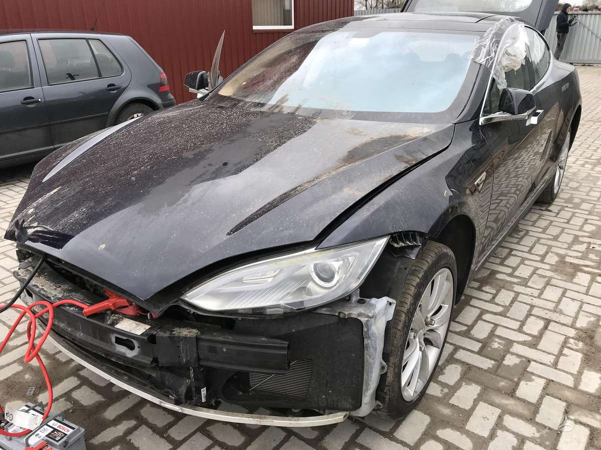 Tesla Model S по частям
