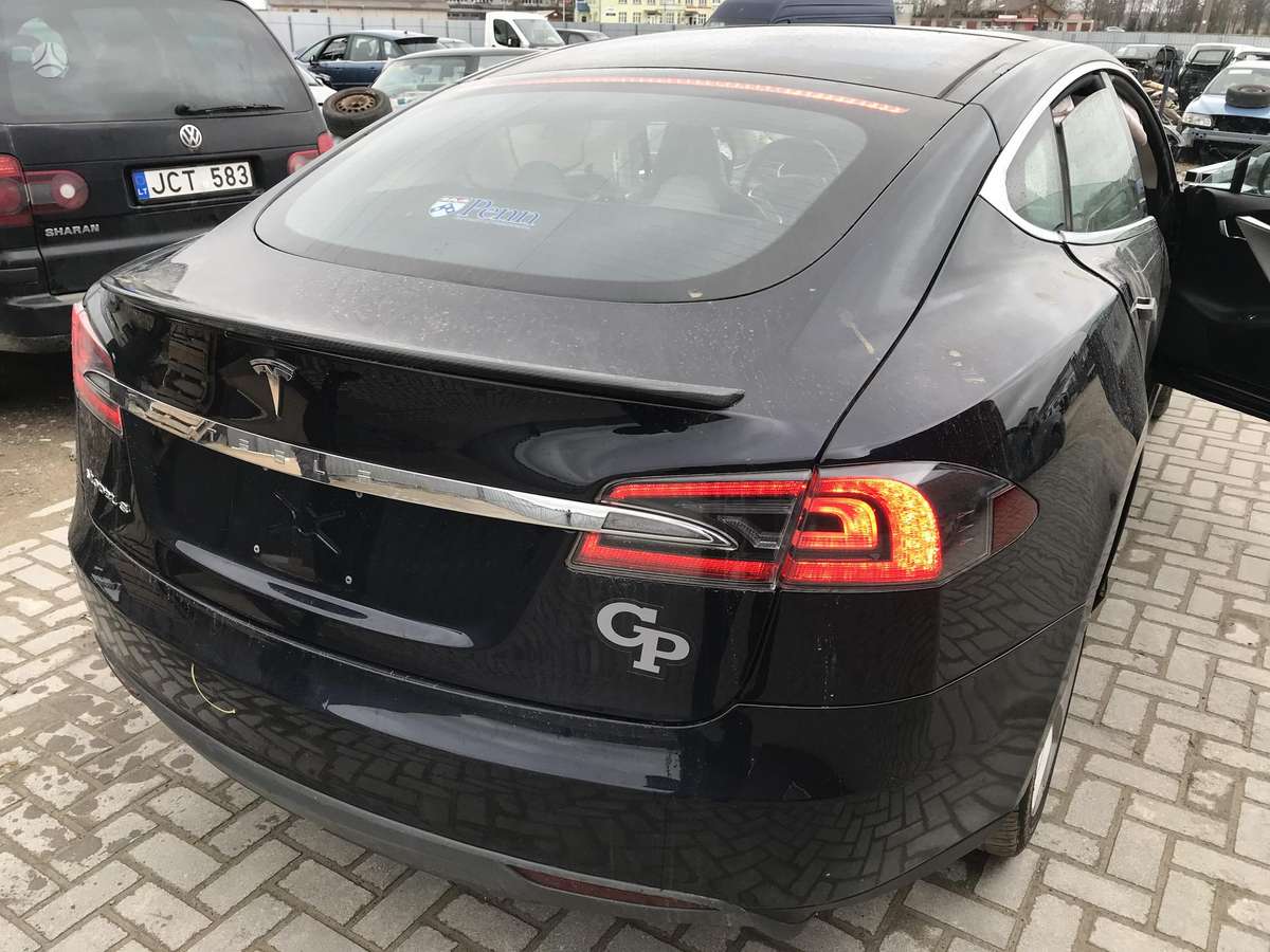 Tesla Model S по частям