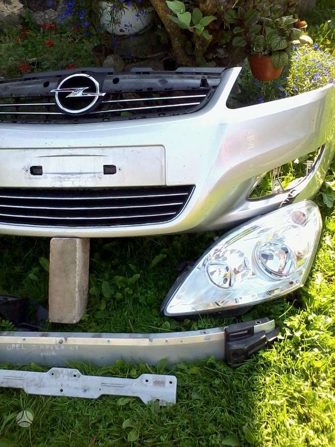 Opel Zafira Pr kapotas sparnai mėlyni ir sidabriniai žibintai pr papras