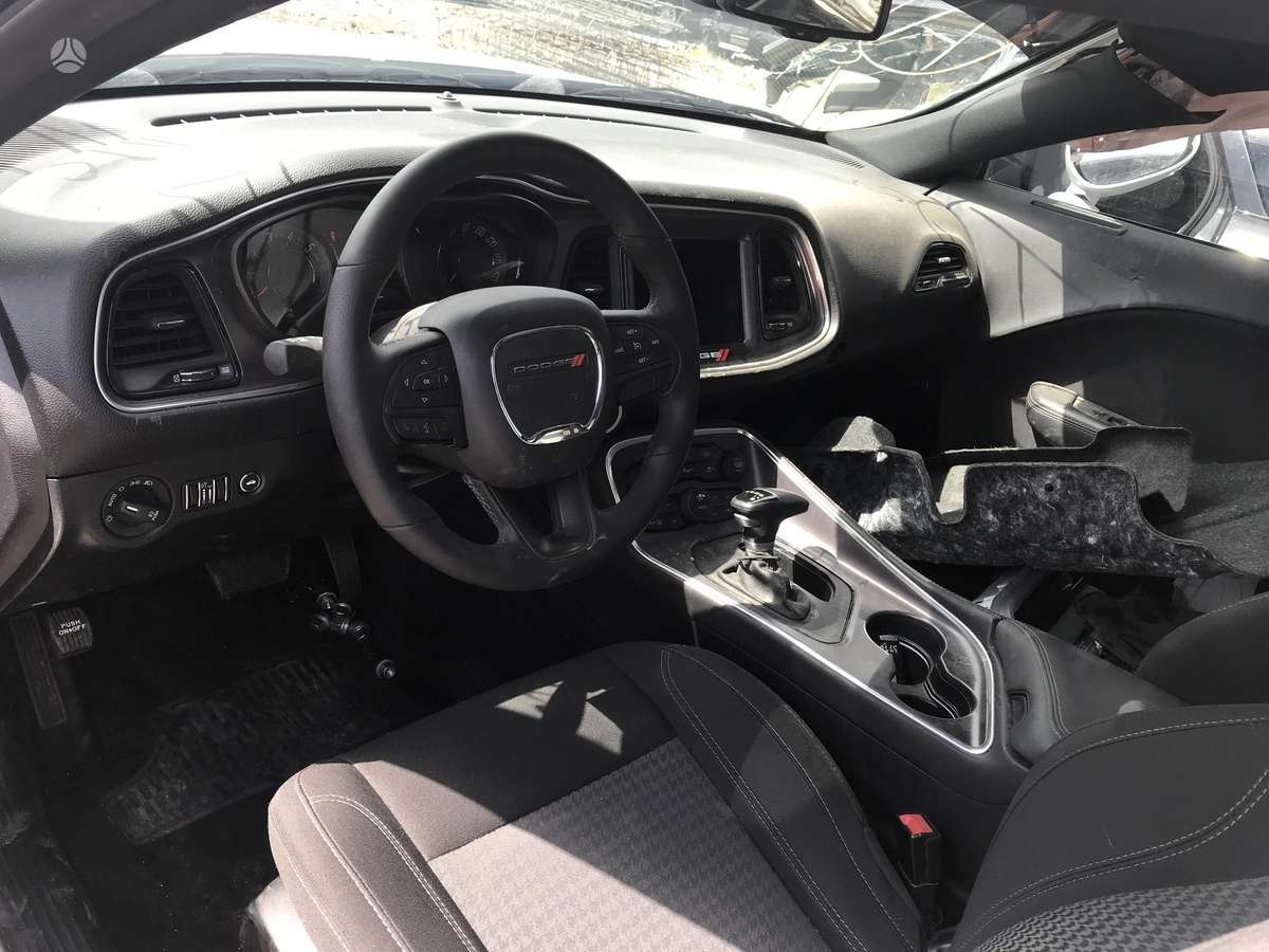 Dodge Challenger dalimis. Ok