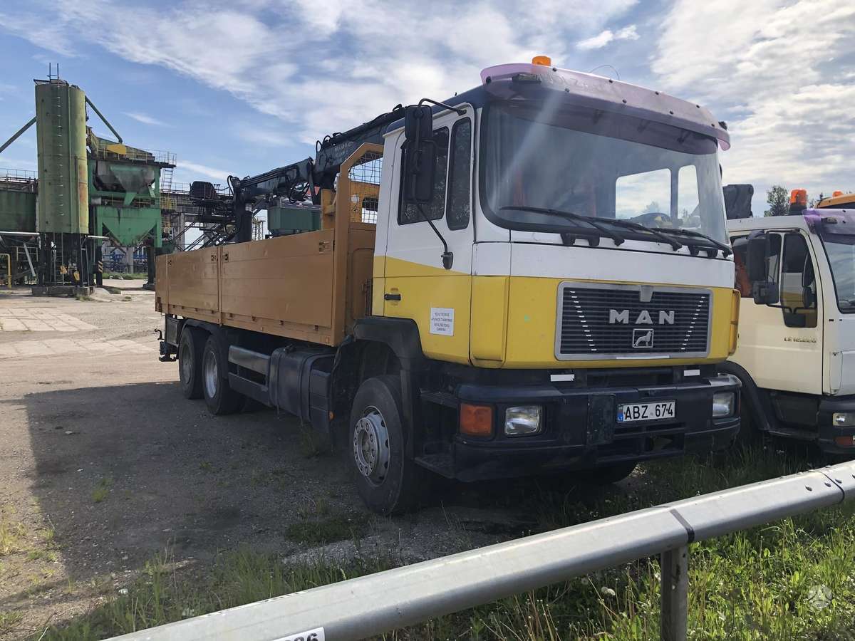 MAN 26.322, ar krānu