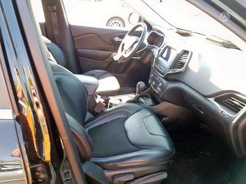 Jeep Cherokee Masina is nuotraukos
