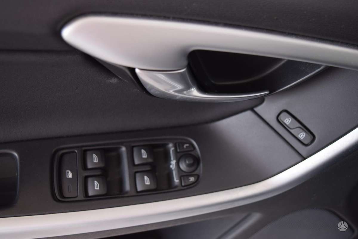 Volvo XC60, 2.4 l., off-road / crossover