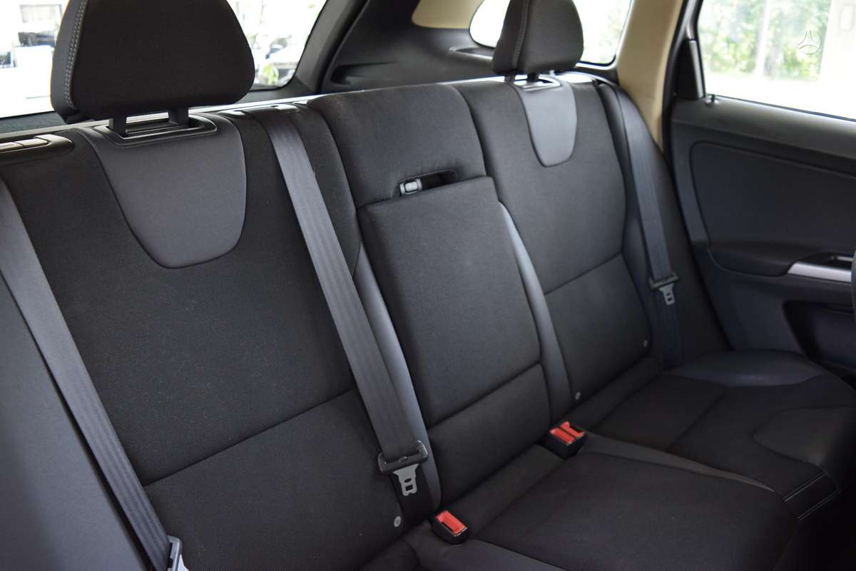 Volvo XC60, 2.4 l., off-road / crossover