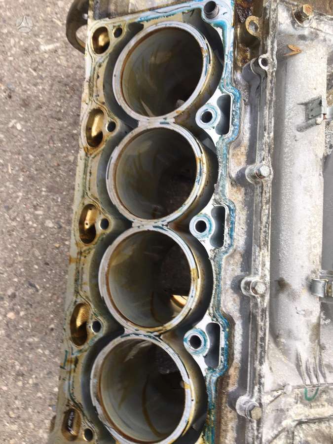 BMW 740, N62b40, engine block