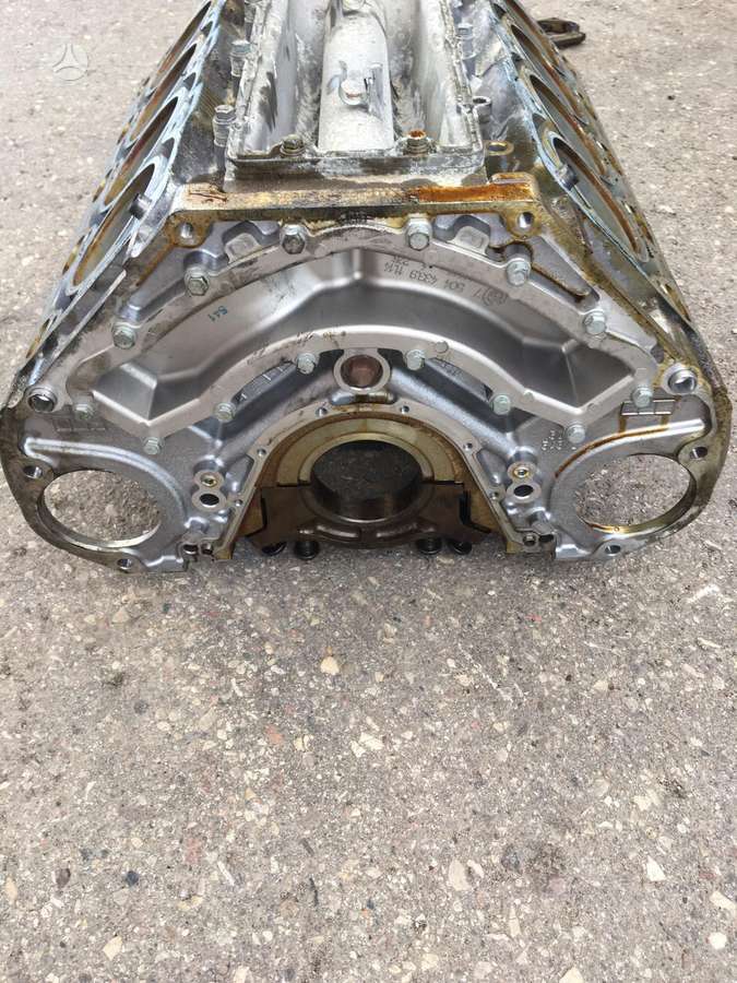 BMW 740, N62b40, engine block