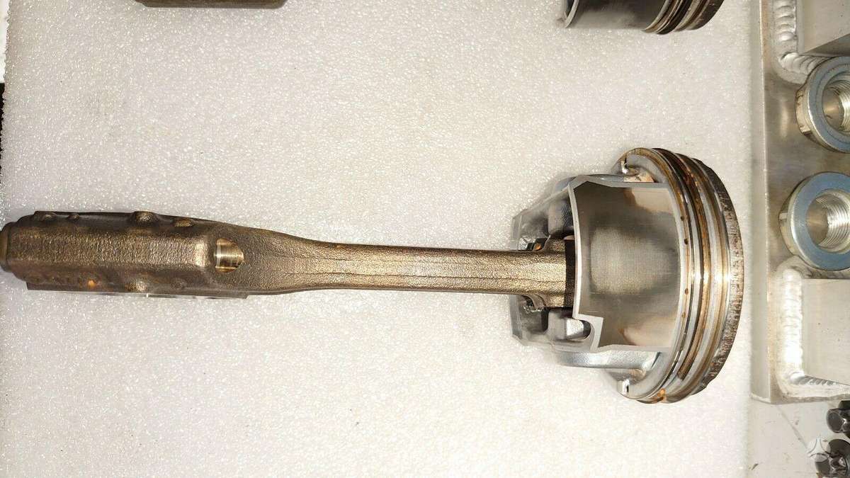 Volkswagen Golf variklio detalės