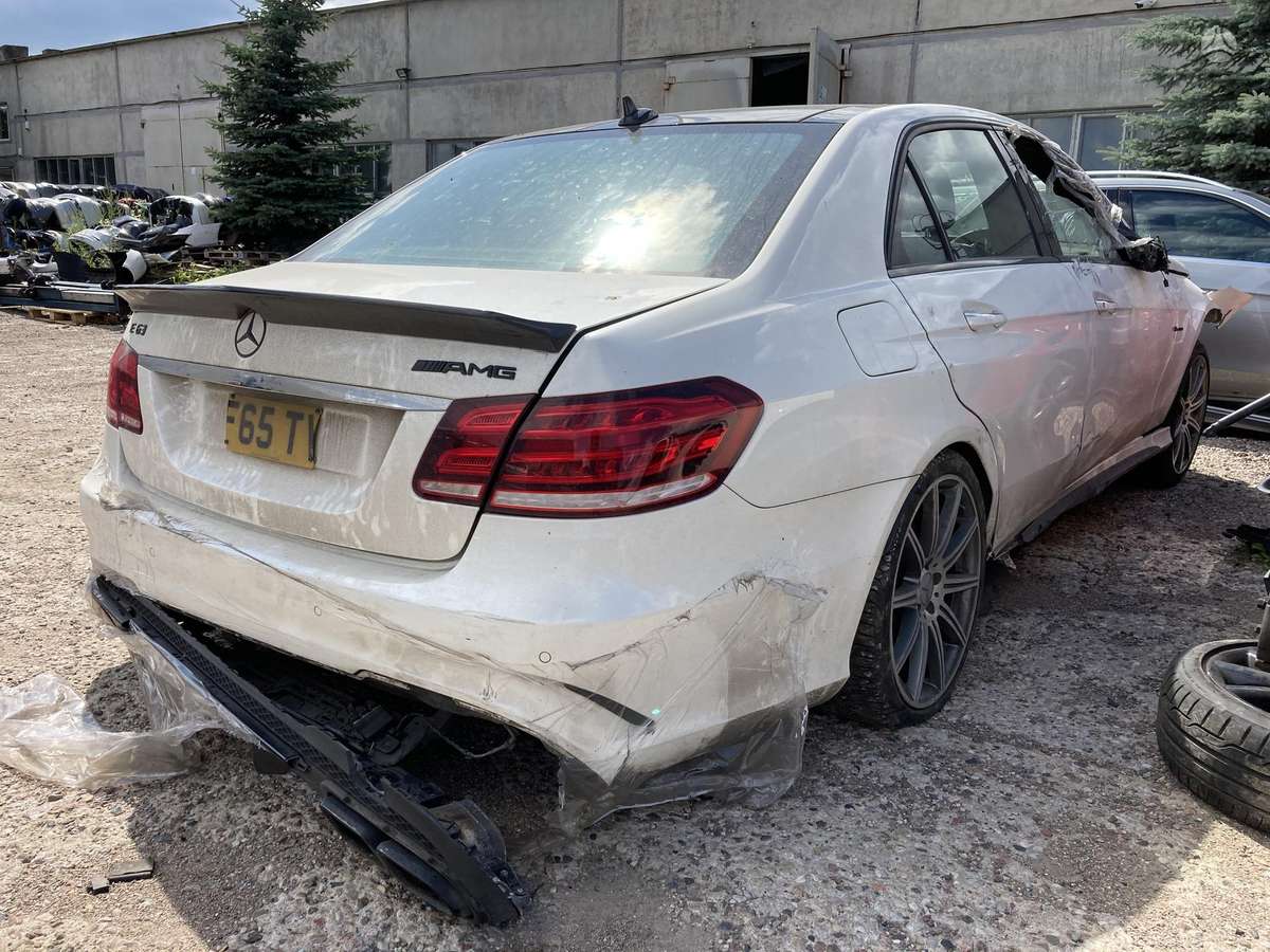 Mercedes-Benz E63 AMG dalimis. Be variklio ir dėžės