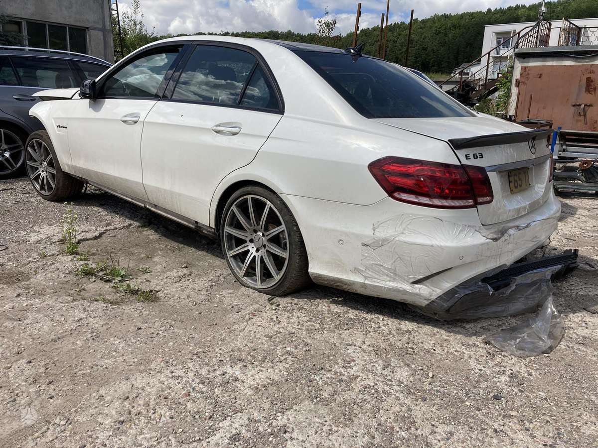 Mercedes-Benz E63 AMG dalimis. Be variklio ir dėžės