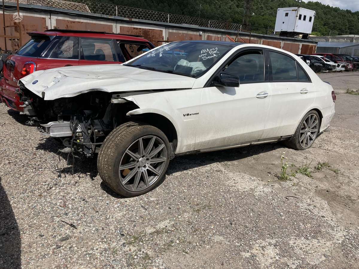Mercedes-Benz E63 AMG dalimis. Be variklio ir dėžės
