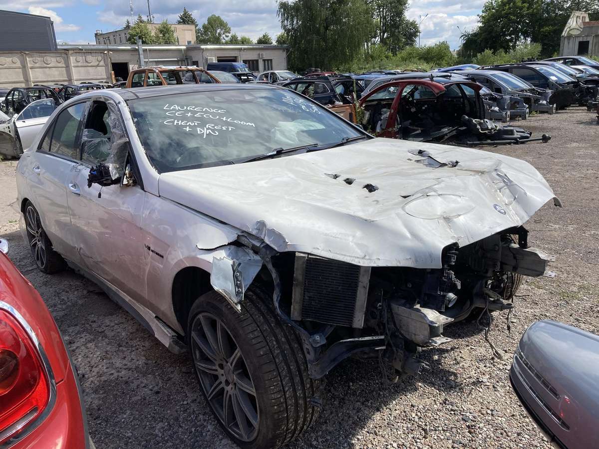 Mercedes-Benz E63 AMG dalimis. Be variklio ir dėžės