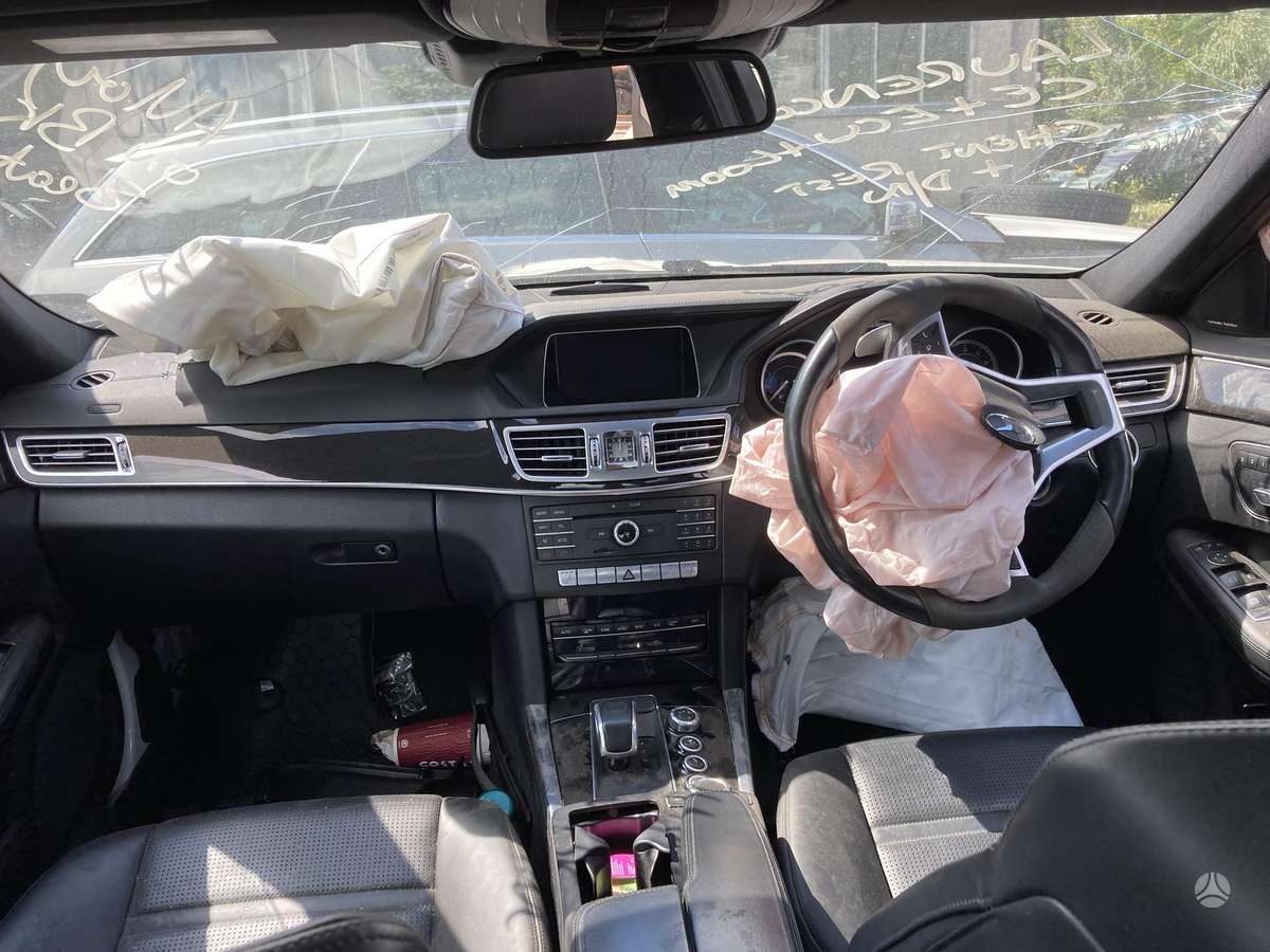 Mercedes-Benz E63 AMG dalimis. Be variklio ir dėžės
