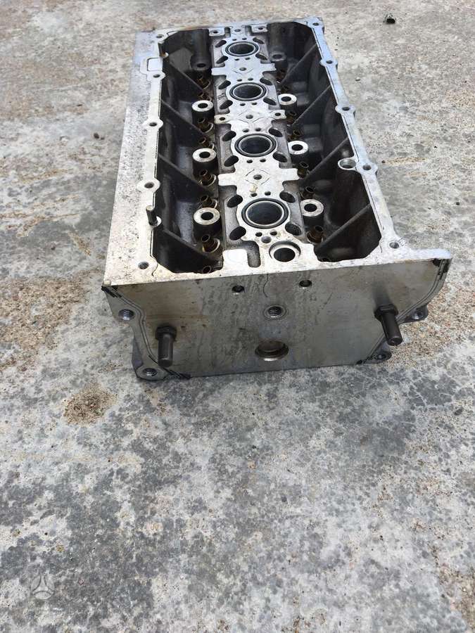 Volkswagen Touran cylinder head