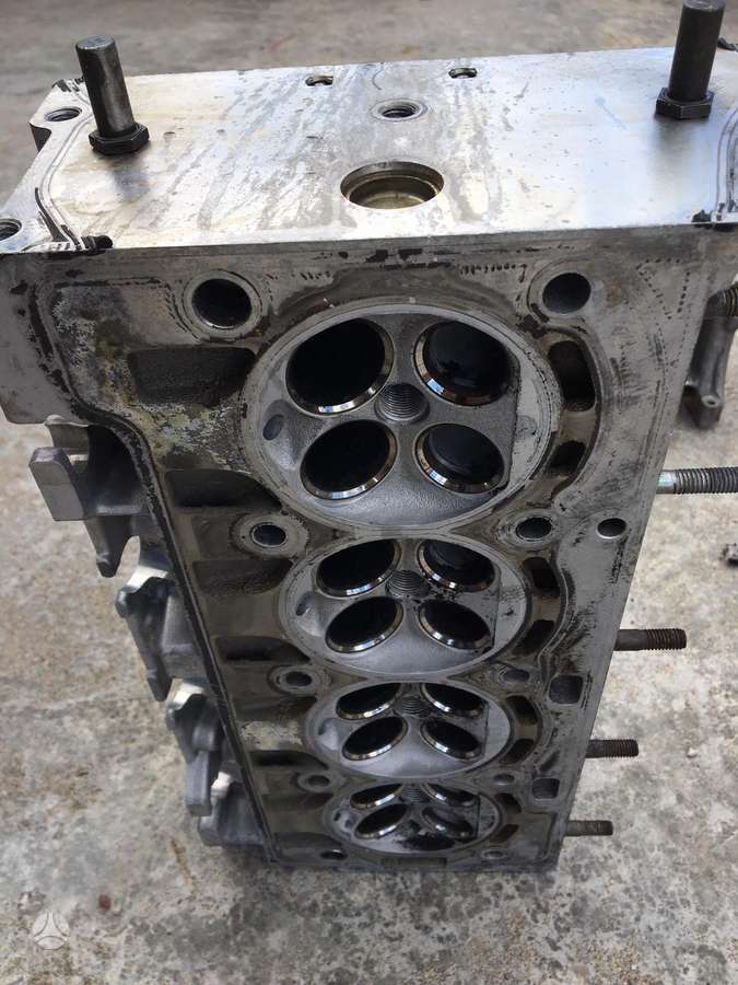 Volkswagen Touran cylinder head