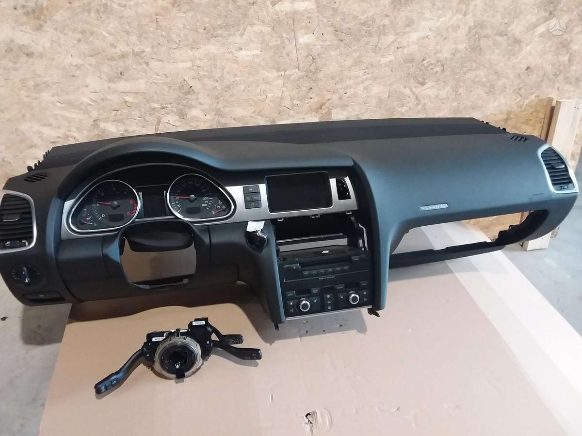Audi Q7 panelė, oro pagalvės, saugos diržai