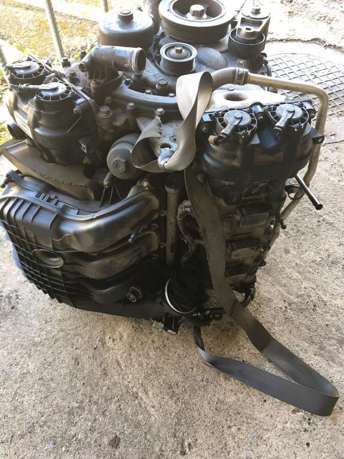 Chrysler 300C variklio detalės