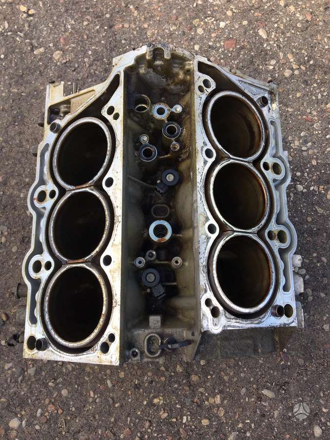 Chrysler 300 variklio detalės
