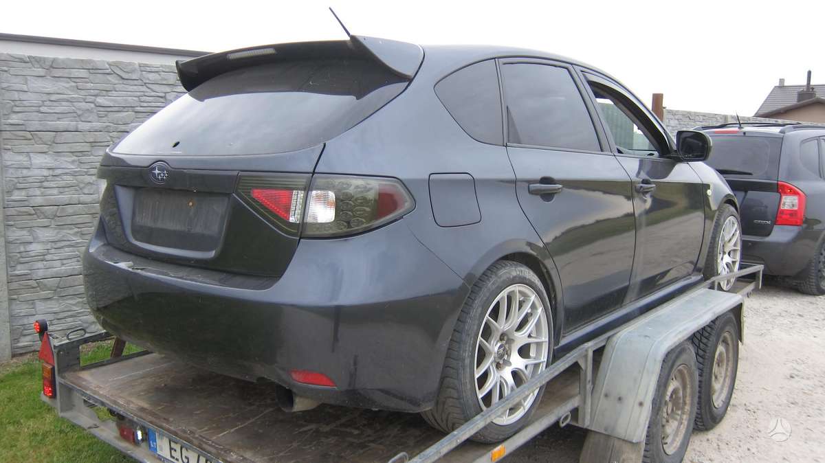 Subaru Impreza Dalimis ratlankiu nera