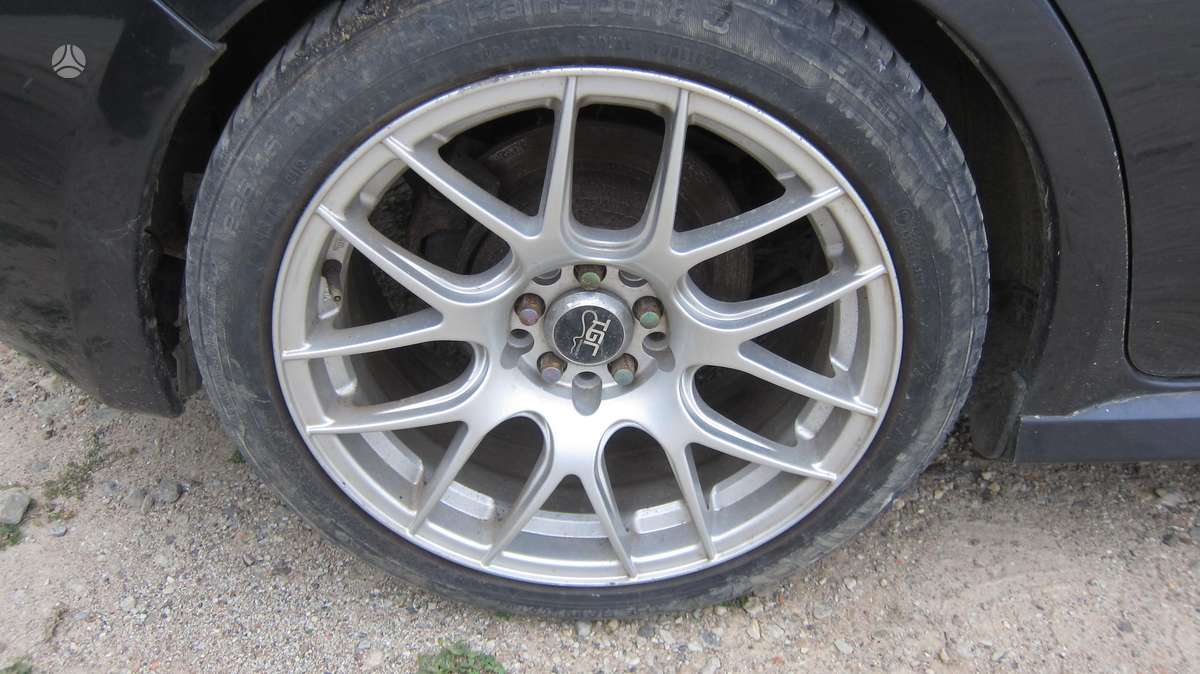 Subaru Impreza Dalimis ratlankiu nera