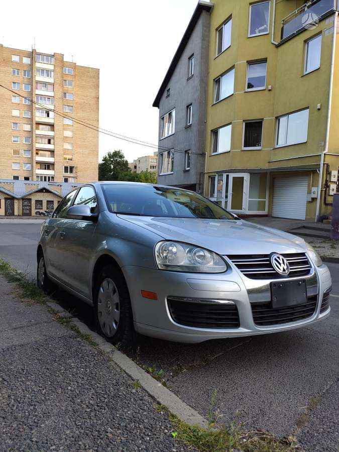 Volkswagen Jetta - 1