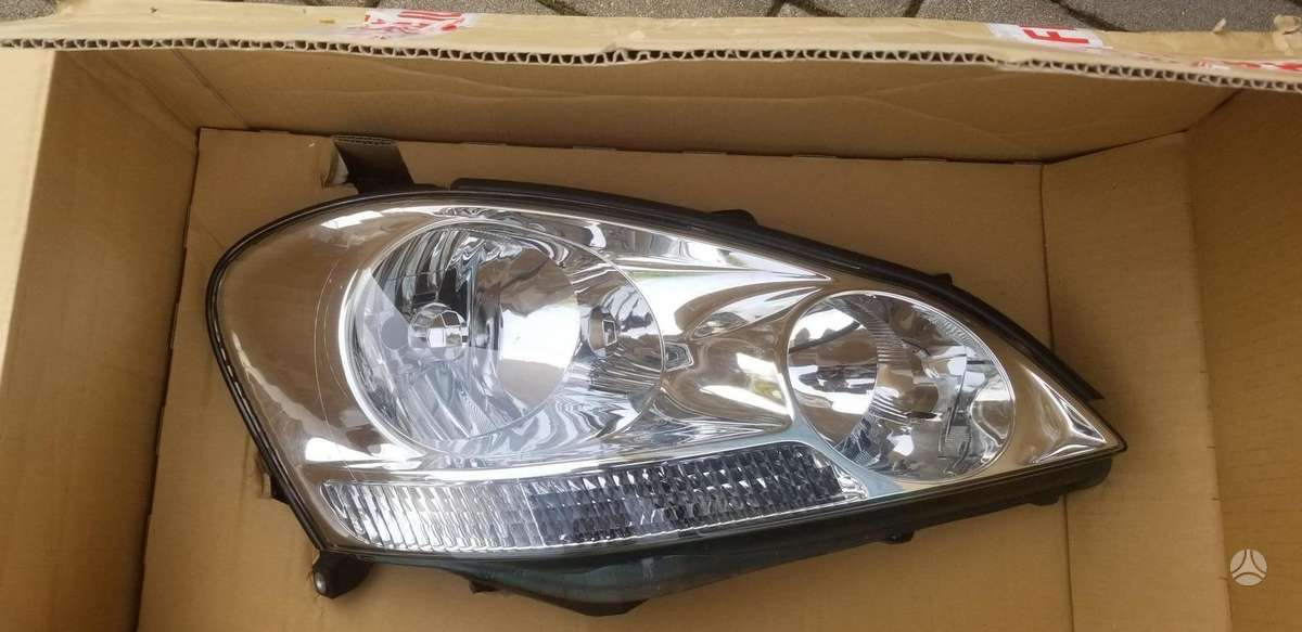 Toyota Avensis Verso lights, engine block
