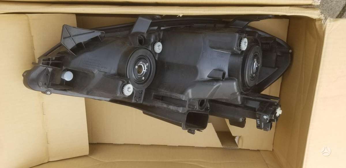 Toyota Avensis Verso lights, engine block