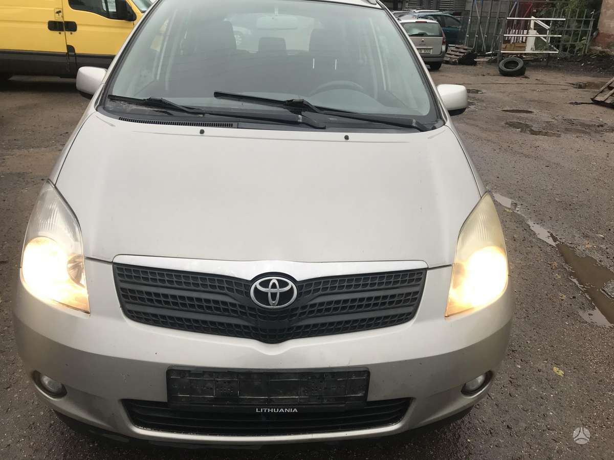 Toyota Corolla Verso dalimis