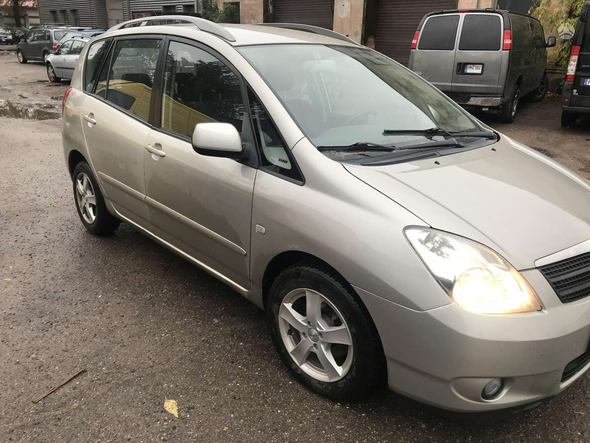 Toyota Corolla Verso по частям