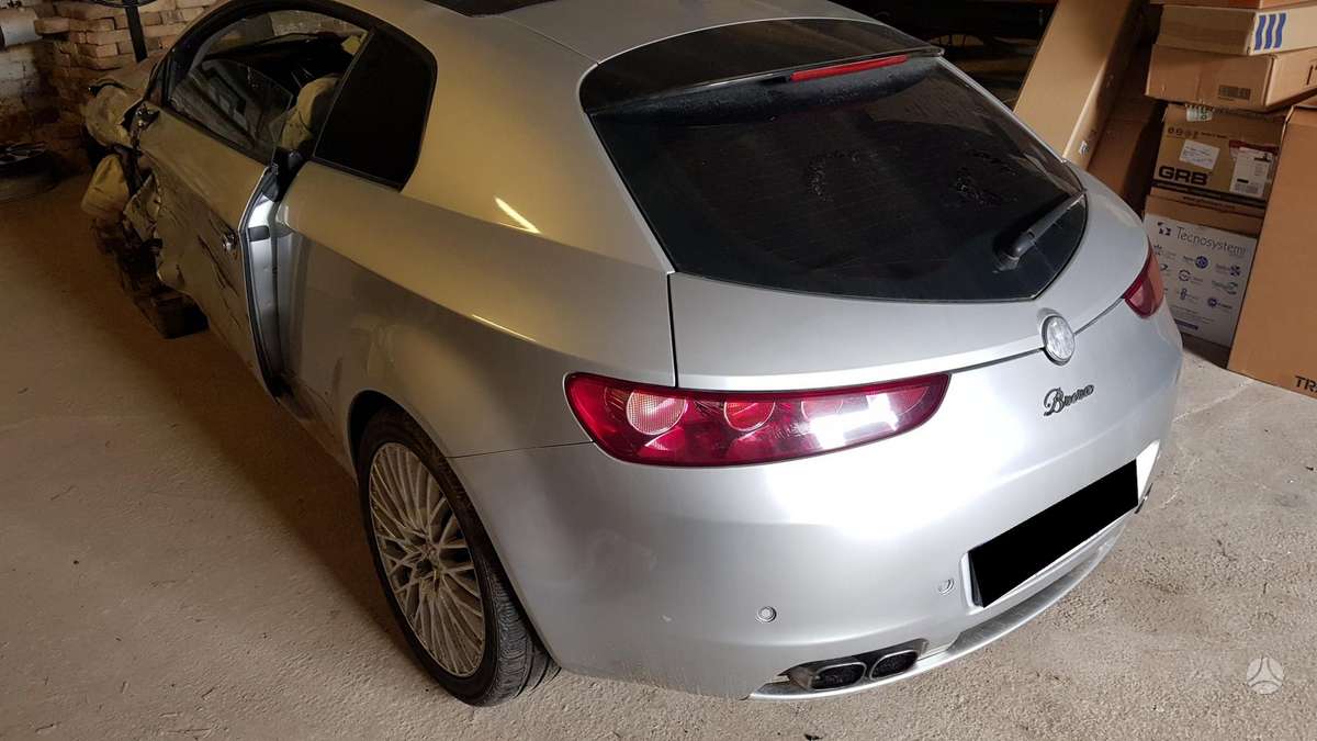 Alfa Romeo Brera dalimis