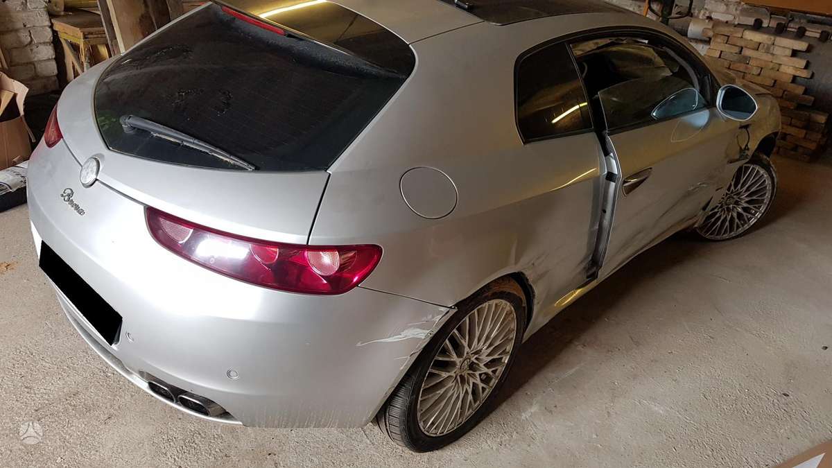 Alfa Romeo Brera dalimis