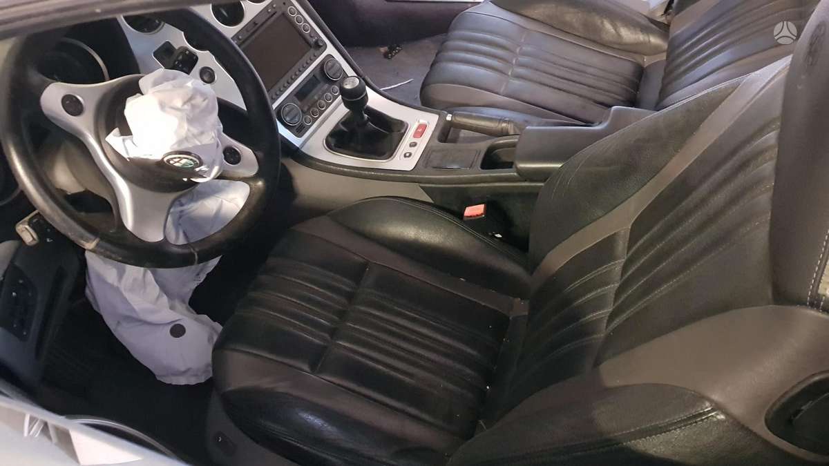 Alfa Romeo Brera dalimis