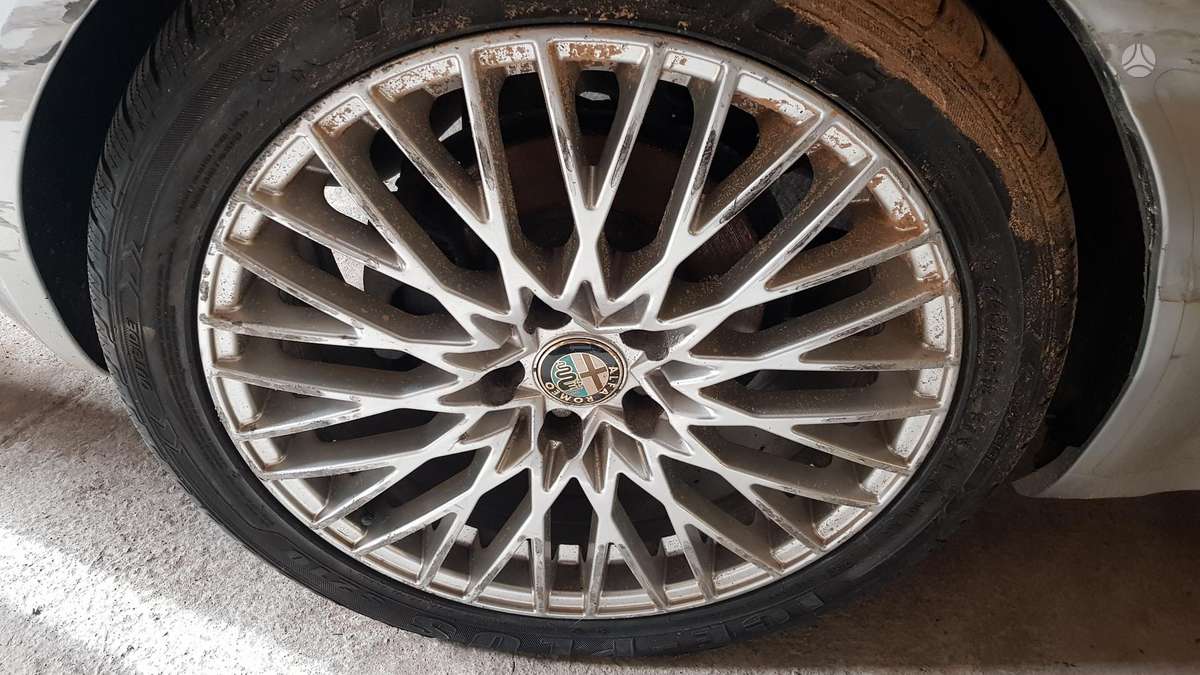Alfa Romeo Brera dalimis