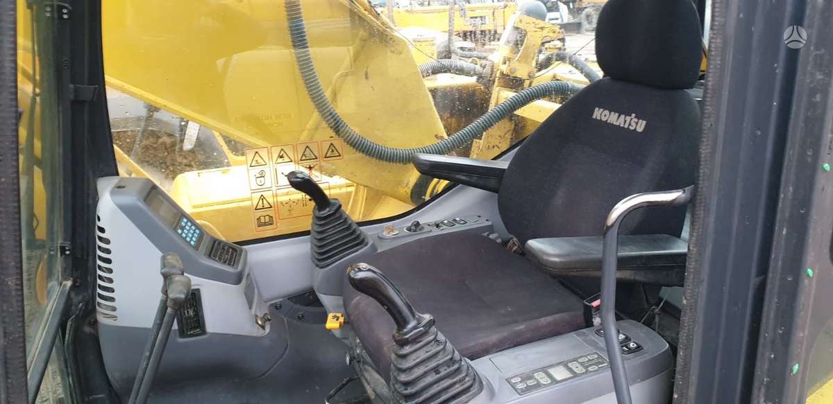 Komatsu PC210LC-7, ekskavatori