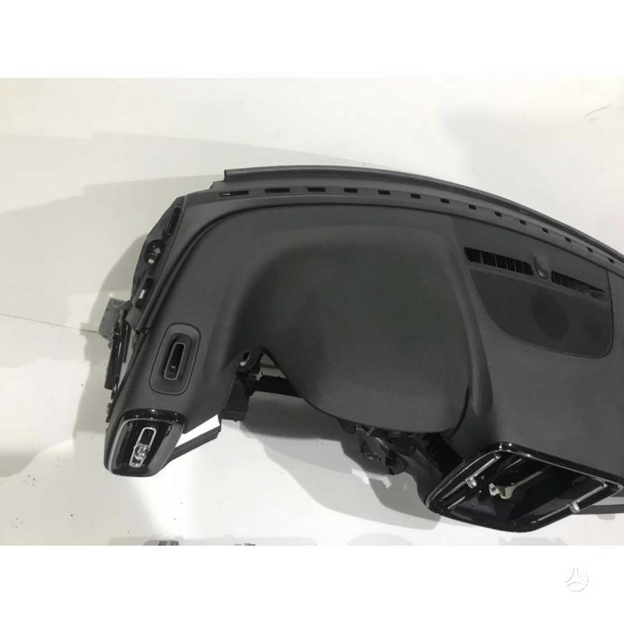 Volvo XC40 детали салона
