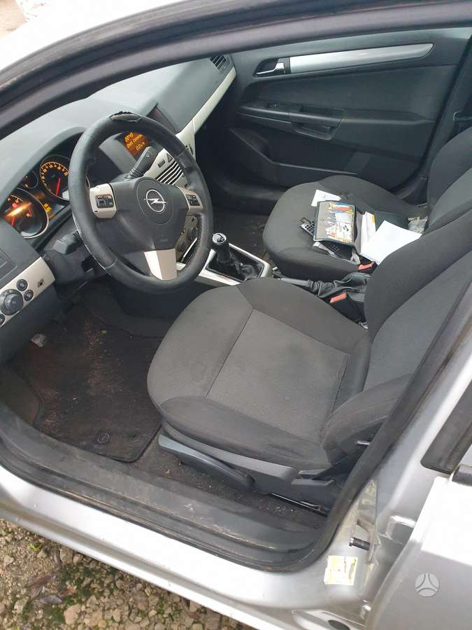 Opel Astra dalimis