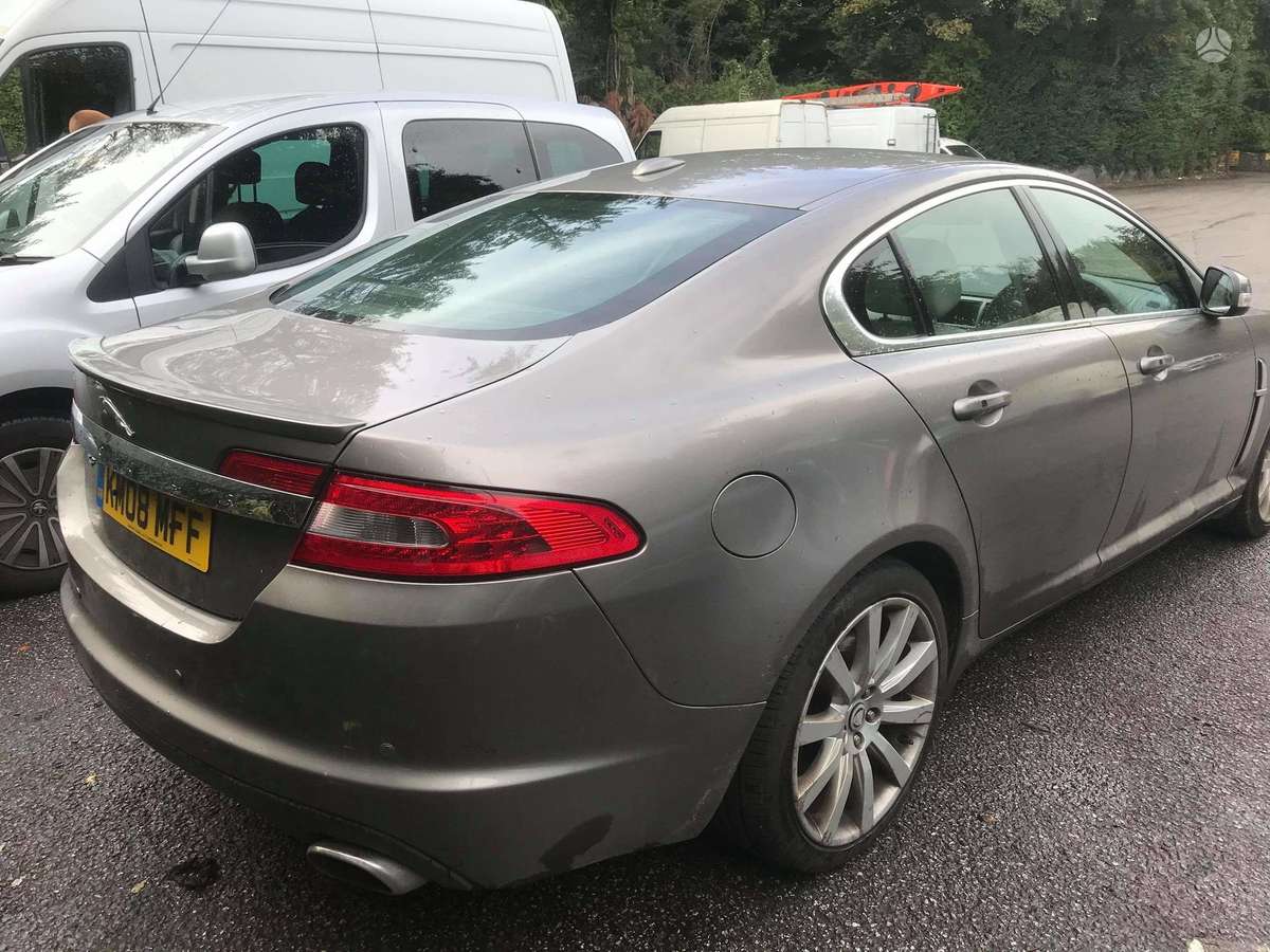 Jaguar XF dalimis