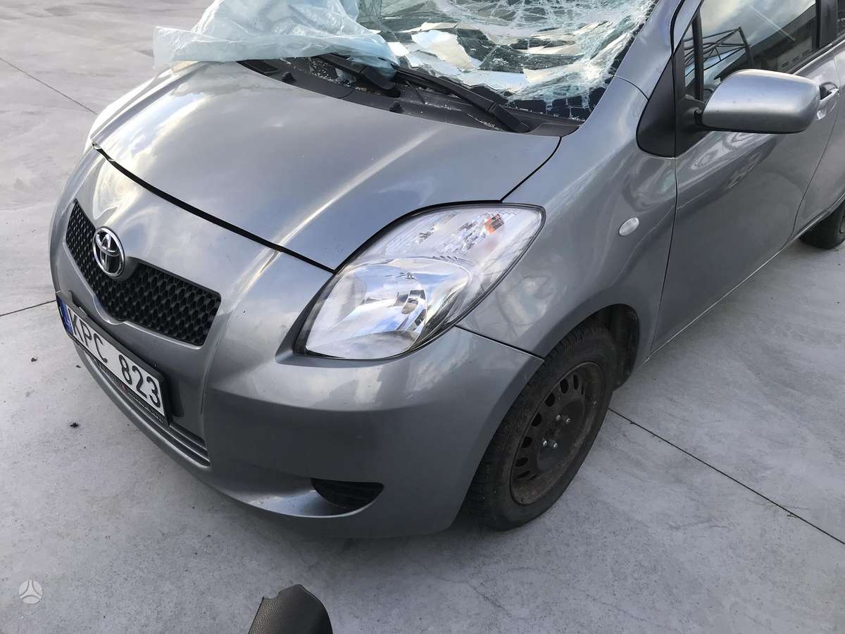 Toyota Yaris по частям